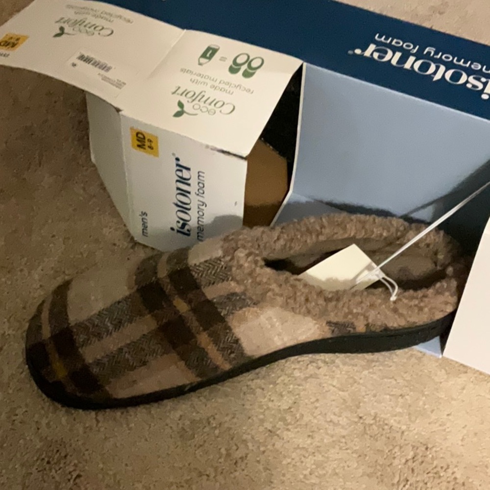 Isotoner NIB men’s dark chocolate memory foam slippers